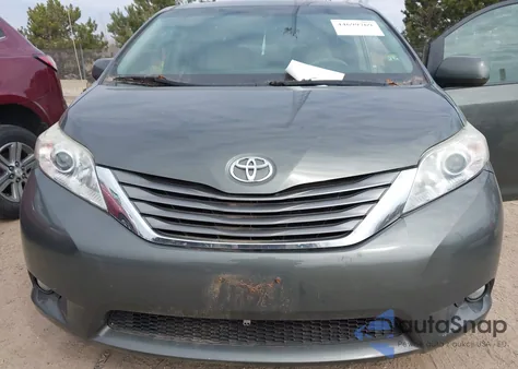 2014 Toyota Sienna Limited V6 7 Passenger/Xle V6 7 Passenger Auto Access Seat/Xle V6 8 Passenger z USA, uszkodzony, nr VIN 5TDYK3DC5EF4H4741